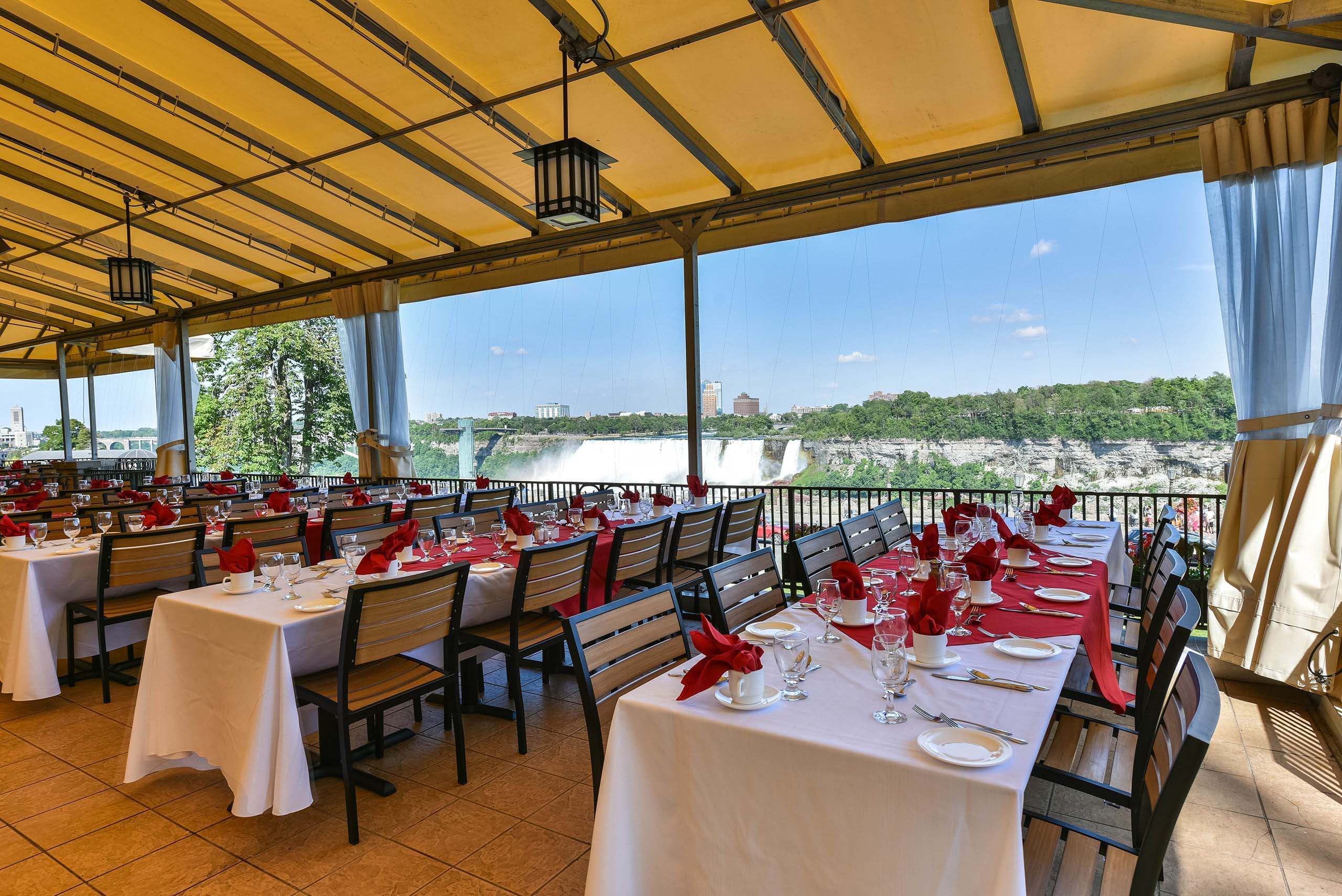 patio du restaurant surplombant la cascade