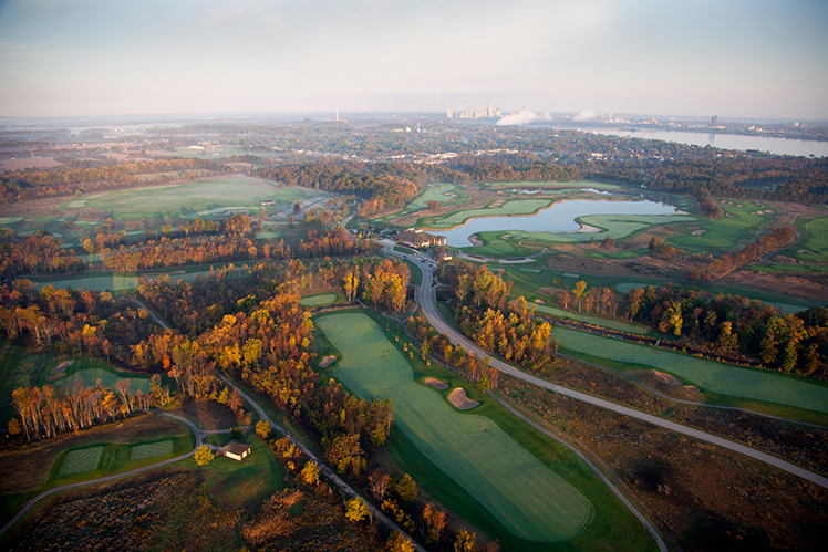  Trous de golf entourés de feuillage rouge et orange